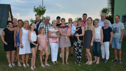 Bild: jr
Agnes Wührl (vorne, mit Blumen) feierte am Dienstag ihren 80. Geburtstag. Dazu gratulierten Ehemann Karl (links neben ihr), ihre vier Kinder, die sechs Enkelkinder und die zwei Urenkel. Weitere Glückwünsche gab es von Bürgermeister Johann Burger (Dritter von rechts) sowie ihrer besten Freundin Anni Schaumberger (Zweite von rechts).
