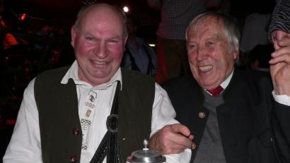 Bild: rn
So kannten ihn seine Eschenbacher: Im März 2016 war Vinzenz Dachauer (rechts)Schirmherr beim Starkbierfest des Motorradclubs „Pilots“ und hatte viel zu lachen. 	Bild: rn