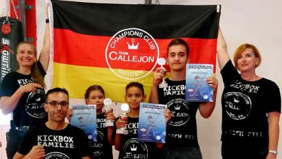 Bild: R. Kreuzer
Die Kickboxer in der Klasse K1 mit Startern U18 waren erfolgreich.