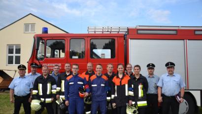 Bild: gi
Das Prüfungsteam, Bürgermeister Hermann Ach und Kommandant Markus Landgraf gratuliert den Nachwuchskräften der Feuerwehr Moosbach zur bestandenen Leistungsprüfung. Ausbilder war Christian Landgraf (Sechster von rechts).