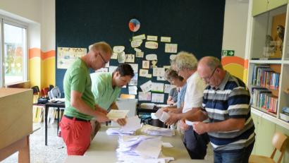 Bild: Andreas Brückmann
Fleißig ausgezählt wurden die abgegebenen Stimmen in der Schule. Mit dabei die Initiatoren Helmut Hartmann (links) und Michael Förster (Zweiter von rechts).