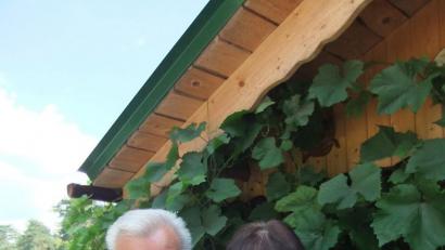 Bild: gm
Manfred und Anita Anlauf freuen sich über 50 glückliche Jahre und Gemeinsamkeit. Inmitten der Natur und des Waldes fühlen sie sich sehr wohl.