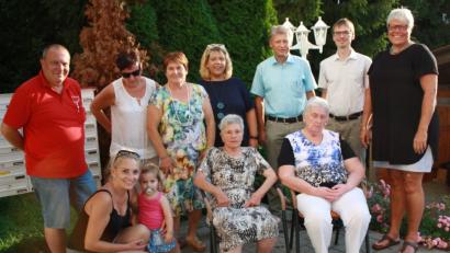 Bild: lk
Die beiden Jubilarinnen mit ihren zahlreichen Gratulanten. Elisabeth Fischer feierten ihren 80. Geburtstag und Regina Stumpf wurde 75 Jahre (vorne, sitzend von links). Es gratulierten (von rechts) Ulli Faust-Bienlein, Pfarrer Michael Kelinske, Bürgermeister Lothar Müller, AWO-Kreisgeschäftsführerin Angelika Würner und Verwandte von Elisabeth Fischer.