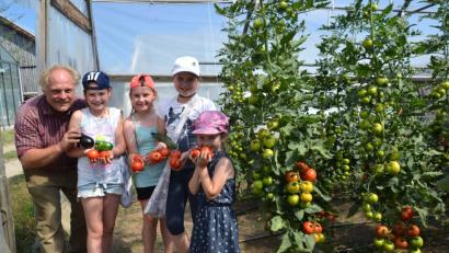 Bild: gi
Spaß macht den Mädchen die Ernte in den Gewächshäusern. Fritz Steinhilber nimmt sich gerne Zeit für die „Nachwuchsgärtner“.