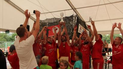 Bild: exb
Nach getaner Arbeit feierten die Oberflockenbacher den Sieg.