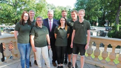 Bild: Michael Schröter
Die neue Landjugend-Ortsgruppe aus Betzenberg macht einen Antrittsbesuch im Landratsamt. Von links Anja Nitzbon, Philipp Nitzbon, Lea Stark, Landrat Richard Reisinger, Magdalena Melzer, Maximilian Nitzbon, Lukas Stark und Uwe Kölbel.