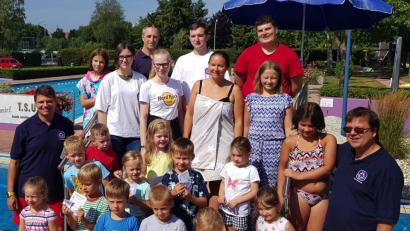 Bild: exb
Beim Schwimmkurs der Tirschenreuther Wasserwacht im Freibad machten 13 Kinder mit. Zwei geschulte Schwimmausbilder und weitere Helfer betreuten die Mädchen und Buben in den zehn Unterrichtsstunden. Alle Teilnehmer schafften am Ende das Schwimmabzeichen „Bobby“, einige erhielten sogar das „Seepferdchen“.