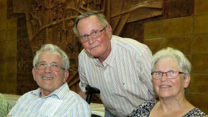 Bild: Hirsch
Der Bezirksvorsitzende der Senioren-Union, Günther Loibl, begrüßt Alois Seegerer und dessen Frau zur Bezirksversammlung.