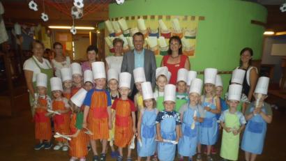 Bild: exb
Die Kindergartengruppe Kobolde und Waschbären mit (von links) den Erzieherinnen Ruth Plonner und Christina Weig sowie Beate Hoge Alexandra Steinl-Kick, Hans Kost, Kinderhausleiterin Doris Schörner und Erzieherin Nicole Warta.