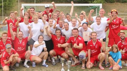 Bild: Handballverein Oberviechtach
Jubel nach dem Turniersieg: Der UHC Stockerau (Niederösterreich) bei den Damen und der TV Oberflockenbach bei den Herren setzten sich beim Oberviechtacher Handballfestival die Krone auf.