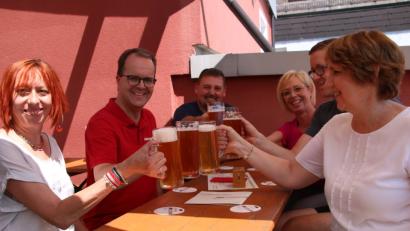 Bild: jrh
Das Schönste am Radfahren: der Zoigl danach. Markus Rinderspacher (Zweiter von links), Annette Karl und die roten Radler beim Teicher.