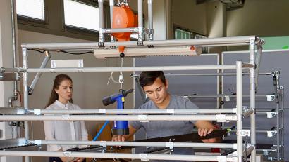 Bild: OTH Amberg-Weiden
Studierende erläutern, wie ein Arbeitsplatz ergonomischer und effizienter gestaltet werden kann.