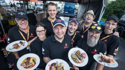 Bild: Frank Rumpenhorst/dpa
Martin Schulz mit seinem Team "Grill-Doch-Mal".