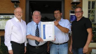 Bild: öt
Stolz präsentierte Alfons Wegmann als neuer Ehrenvorsitzender des VdK-Ortsverbands Pullenreuth (Zweiter von links) seine Urkunde. Dazu beglückwünschten ihn Kreisgeschäftsführer Harald Gresik (von links), Ortsvorsitzender Thomas Hacker und Bürgermeister Hubert Kraus.