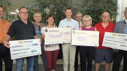 Bild: Hirsch
Mit der Spendenübergabe endete die Charity-Aktion „Stadtlauf 2018“. Das Bild zeigt von links: Heiko Sedelmaier, Reiner Debernitz, Konrad Schießl, Rita Sebald, Thomas Fink, Werner Heß, Irmgard Seifert, Armin Wolf und Andreas Feller.