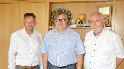 Bild: exb
Bürgermeister Jens Meyer, Wolfgang Hohlmeier, Leiter Amt für Soziale Dienste und Beratung, sowie Rechts- und Sozialdezernent Hermann Hubmann (von links) wollen das Sozialbürgerhaus mit Leben erfüllen.