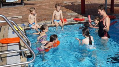Bild: weu
Interessiert folgen die Kinder den Anweisungen von Martina Baumer, die im Namen der Wasserwacht drei Auffrischungsschwimmkurse anbietet.