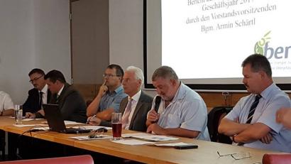 Bild: hkg
Vorstandsvorsitzender Armin Schärtl (Zweiter von rechts) erläuterte die wirtschaftliche Situation der Bürgerenergiegenossenschaft Oberpfalz.