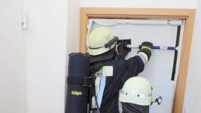 Bild: adj
Mit dem mobilen Rauchverschluss ist ein Fluchtweg schnell gesichert.Josef Lindner (links) und Alexander Pamler (re.) führen es vor.