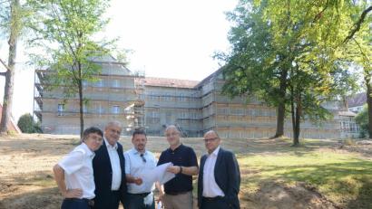 Bild: Gabi Schönberger
Medbo-Vorstandschef Dr. Dr. Helmut Hausner, Bezirkstagsvizepräsident Lothar Höher, Bürgermeister Markus Ludwig, Diplomingenieur Marco Hutzler und Direktor Konrad Kastner (von links) sind begeistert vom neuen Pflegeheim für psychisch Kranke.