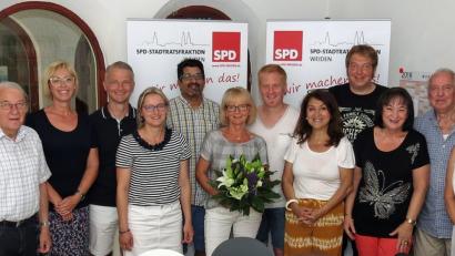 Bild: Dobmeier
Mit einem Blumenstrauß und einem Gutschein bedankte sich die große SPD-Familie bei SPD-Fraktionssekretärin Hildegard Raum für 26 Jahre Tätigkeit.
