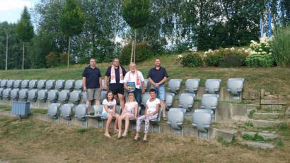 Bild: sgs
Der Vorsitzende des FC Bayern Fanclubs Nabburg, Bernd Hoffmann (Zweiter von rechts) und seine Frau Veronika (unten rechts) freuen sich zusammen mit den Verantwortlichen der DJK.