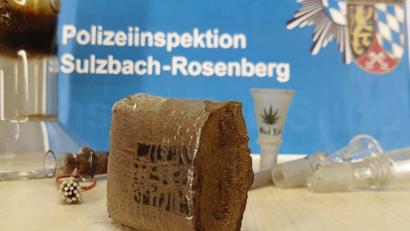 Bild: Polizei
Einen Block Haschisch mit knapp 70 Gramm sowie mehrerer Rauschgiftutensilien stellen die Fahnder in dem Gartenhäuschen sicher.