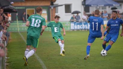 Bild: ref
Abgefangen: Die Würzburger (rechts, blaue Trikots) stoppten des öfteren die Ammerthaler Angriffe in deren Hälfte.