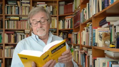 Bild: Gabi Schönberger
Veit Wagner hat den Duden immer griffbereit.
