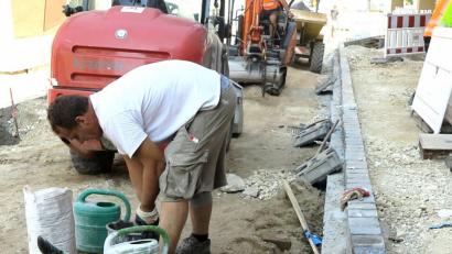 Bild: Hirsch
Die Bauerbeiter pflastern derzeit das Teilstück der Friedrich-Ebert-Straße bis zur Berggasse.