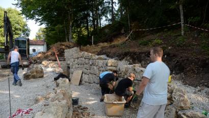 Bild: brü
Das IJGD-Workcamp in Ursensollen hat begonnen. Für das künftige Fledermaus-Domizil wird hier gerade im Eingangsbereich eine Bruchsteinmauer aufgeschlichtet.