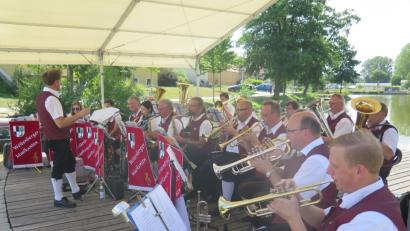 Bild: jzk
Mit einem sehr abwechslungsreichen musikalischem Programm spielen sich die Weidenberger Musikanten in die Herzen ihrer Zuhörer.