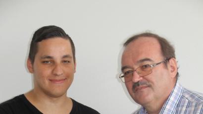 Bild: frd
Bei der Jahreshauptversammlung überreichte Vorsitzender Andreas Zinkl (rechts) an Manuel Fröhlich die Siegerurkunde und den Siegerpokal.