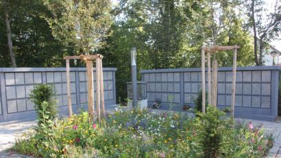 Bild: kro
Die neue Urnenanlage auf dem Tirschenreuther Friedhof: „Optisch gelungen“, findet Stadtrat Günther Franz (Freie Wähler) das offene Konzept mit dem Beton-Korpus und heller Granitabdeckung der über 200 Nischen. Die Sitzbänke seien allerdings verbesserungswürdig, erklärt Franz.