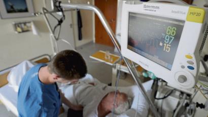 Symbolbild: Angelika Warmuth/dpa
Es tut sich was in der Krankenpflege – wenn das „Pflegepersonal-Stärkungsgesetz“ kommt. Einige Punkte bereiten Oberpfälzer Kliniken allerdings Bauchschmerzen.