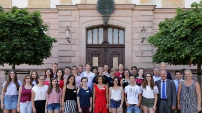 Bild: Wolfgang Steinbacher
Für die 27 besonders begabten Schüler aus der Oberpfalz steht eine spannende Seminarwoche an. Zusammen mit Bianca Rauchenberger (rechts), Ministerialbeauftragtem Franz Xaver Huber (Dritter von rechts), Schulleiter Wolfgang Wolters (Vierter von rechts) und Organisatorin Christine Wutz (zweiter reihe, Dritte von rechts) geht es in Workshops und Planspiele.