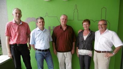 Bild: mma
Der künftige Stellvertreter Frank Fiedler und Schulleiter Dieter Meyer wünschen Helmut Schneider, Helga Meidenbauer und Ludwig Räß (von links) alles Gute für den Ruhestand.