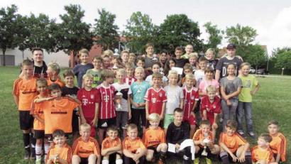 Bild: hai
Sogar den „Schnellen Blitzen“ enteilen die Kicker des FC Barsa Minis und entscheiden so das Bolzplatzturnier der Gemeinde für sich.