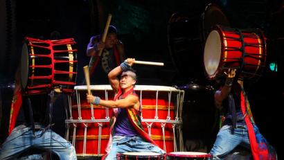 Bild: Holger Stiegler
Japanische Trommelkunst in Vollendung demonstrieren die Künstler von „Yamato“ vor ausverkauftem Haus bei den Luisenburg-Festspielen.