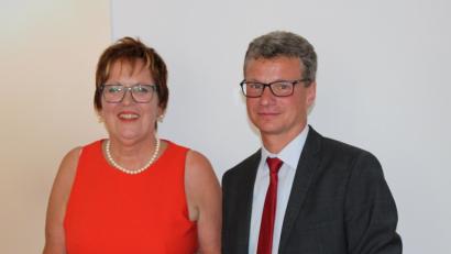 Bild: exb
Kultusminister Bernd Sibler überreicht an Waltraud Lučić das Bundesverdienstkreuz.