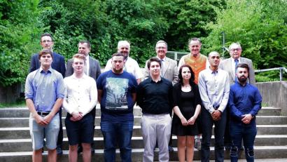 Bild: müb
Die freigesprochenen Schreinergesellen mit den Ehrengästen aus Politik und Handwerk.