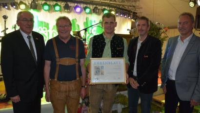 Bild: jr
150 Jahre Familienbetrieb Sanitär Hecht: Peter Biersack (links) von der Handwerkskammer Niederbayern-Oberpfalz gratulierte mit dem Ehrenblatt. Weitere Glückwünsche kamen von Kreishandwerksmeister Joachim Behrend (Zweiter von rechts) und Innungs-Obermeister Norbert Schmeller (rechts). Firmenchef Johannes Hecht (Mitte) und Seniorchef Gerhard Hecht freuten sich.