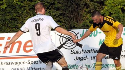 Bild: hho
Das erste Heimspiel dieser Saison gewann der SV Poppenreuth (rechts Josef Kotrba) gegen den SSV Kasendorf mit 3:1. Am Freitag gastiert der letztjährige Vizemeister BSC Saas-Bayreuth im Steinwald.