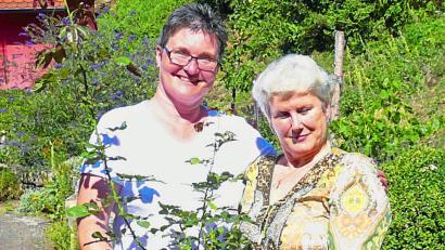 Bild: exb
Sabine Falk (links) überreichte in Großalbershof an Femmy Nachtegaal-Knorr von Rosenroth eine Rose gleichen Namens.