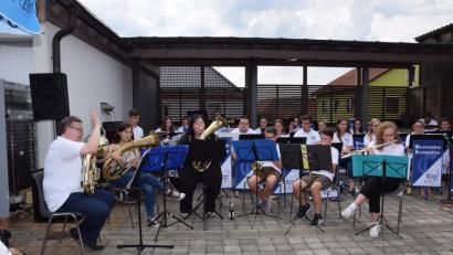 Bild: fla
Die "Blechhaufen Youngsters" zeigen bei der Serenade am Schloss ihr Können. Bandleader Stephan Striegl, Michaela Pflaum, Renate Voit, Simon Schwab, Lukas Grünauer, Dorothee Pleyer (vorne, von links) und Lukas Völkl und Katrin Hofmann (von links, dahinter) beweisen, dass sie sich hinter den "Großen" nicht verstecken brauchen.