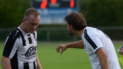 Bild: ham
Matthias Messmann (links) ist der verlängerte Arm auf dem Spielfeld von Wolfgang Richthammer. In Schirmitz kann der Kapitän die Anweisungen des Schwarzenfelder Trainers aber nicht entgegennehmen.