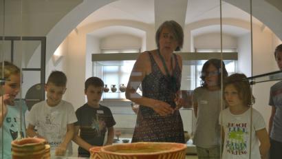 Bild: wolfgang.fuchs@oberpfalzmedien.de
Großes Staunen über alte Tongefäße - Irene Fritz begleitet die Schüler im "Orient-Express".