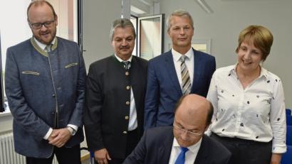 Bild: dob
Finanzminister Albert Füracker bekräftigt sein Bekenntnis zum ländlichen Raum mit dem Eintrag ins „Goldene Buch“ der Stadt Vohenstrauß. Darüber freuen sich Landrat Andreas Meier, Bürgermeister Andreas Wutzlhofer, Abteilungsdirektor Dr. Carsten Farr als Chef der Dienststelle Regensburg und MdL Annette Karl (von links).