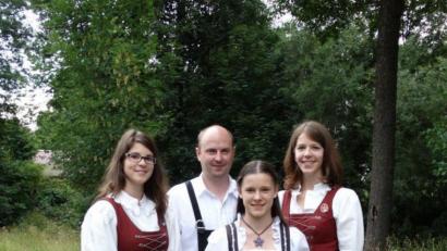 Bild: twg
Foto zeigt von links: Vorsitzende Marina Scherm, Dirigent Johannes Hecht, die erfolgreiche Absolventin Birgitta Rickauer und Ausbilderin Julia Scherm.