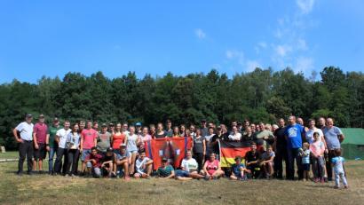 Bild: exb
Die Jugendlichen der Feuerwehren Mitterteich und Ledziny zusammen mit ihren Betreuern auf dem Zeltlager-Gelände.